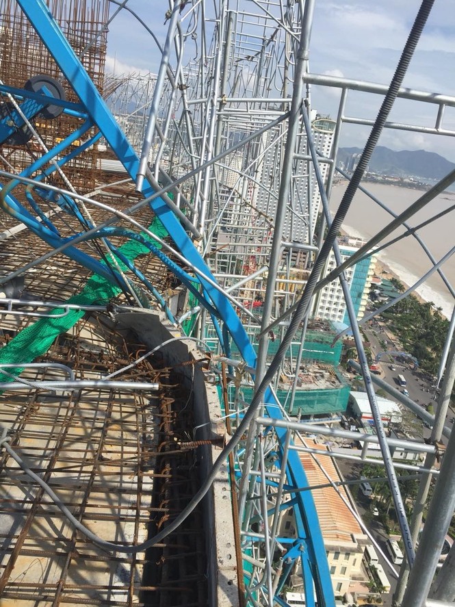 Doanh nghiệp mâu thuẫn, nguy hiểm rình rập công trường - ảnh 1