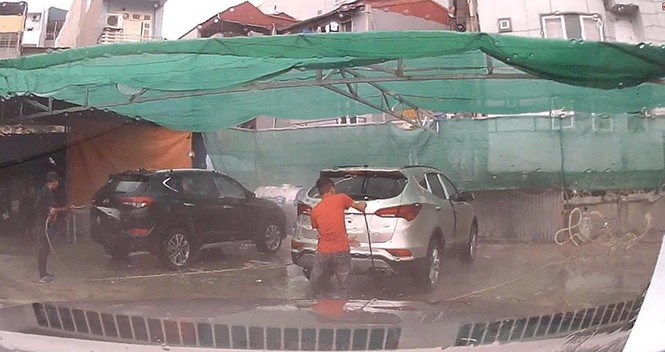 Cận cảnh bãi xe không phép có kẻ lạ mặt doạ giết công an - ảnh 2