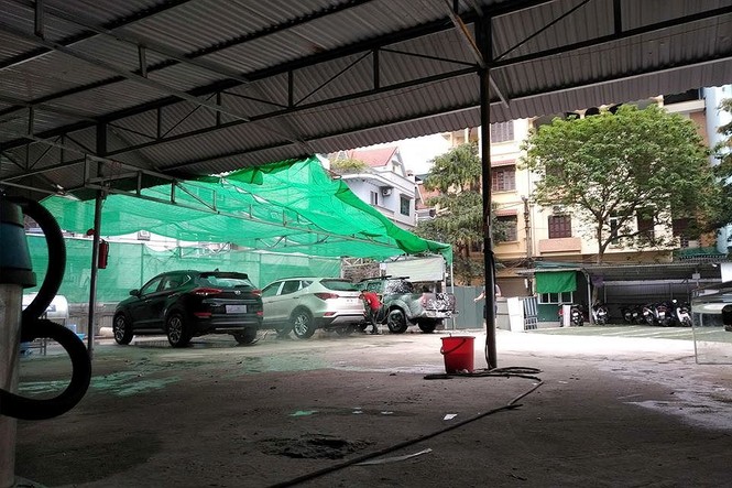 Cận cảnh bãi xe không phép có kẻ lạ mặt doạ giết công an - ảnh 1