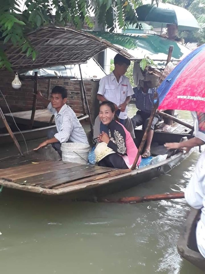 Hết mưa, dân vẫn 'vùng vẫy' trong nước lũ - ảnh 2