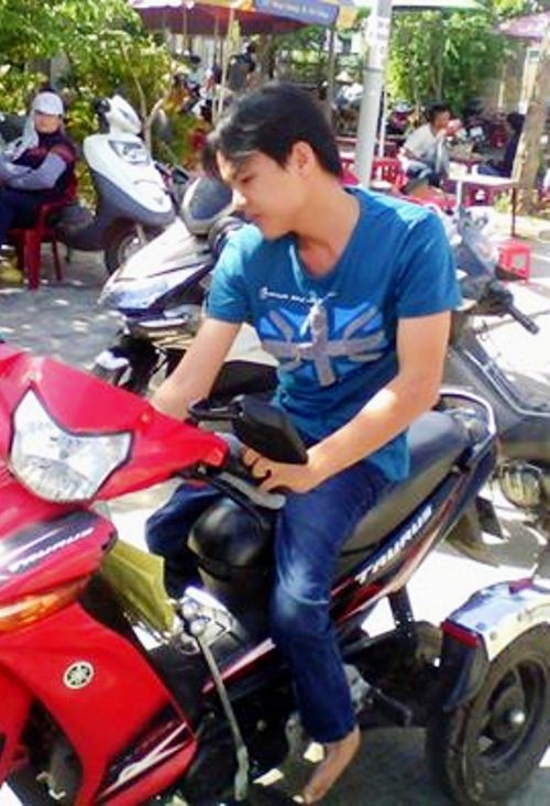Anh liệt hai chân chở em tiếp bước vào đại học - ảnh 1