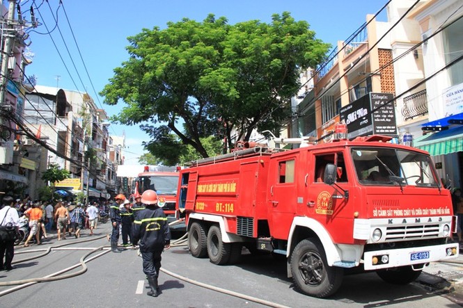 Chữa cháy hóa chất, hơn chục chiến sĩ cảnh sát bị ngạt khí - ảnh 4