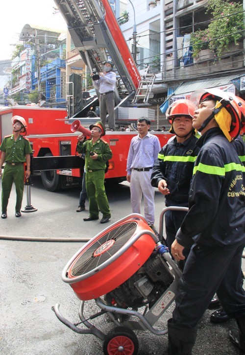Chữa cháy hóa chất, hơn chục chiến sĩ cảnh sát bị ngạt khí - ảnh 8