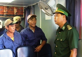 Cứu hộ thành công tàu cá gặp nạn ngoài Hoàng Sa - ảnh 2