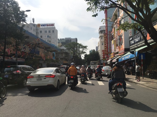 Đà Nẵng nắng đẹp, người dân rộn ràng xuất hành ngày đầu năm - ảnh 7