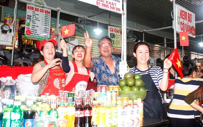 “Tới giờ, đóng cửa, mang áo cờ tổ quốc đi cổ vũ đội tuyển U23!” - ảnh 3