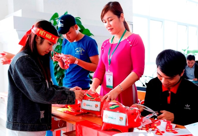Vừa cổ vũ U23 Việt Nam, vừa gây quỹ vé xe Tết cho bạn nghèo - ảnh 1