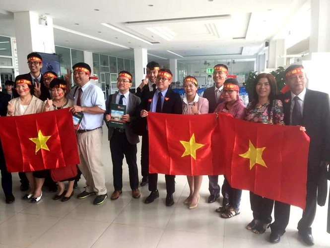 Vừa cổ vũ U23 Việt Nam, vừa gây quỹ vé xe Tết cho bạn nghèo - ảnh 2