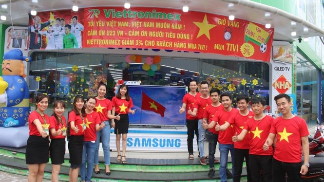 Tiểu thương kéo loa thùng nhảy múa, diễu hành quanh chợ cổ vũ U23 VN - ảnh 9
