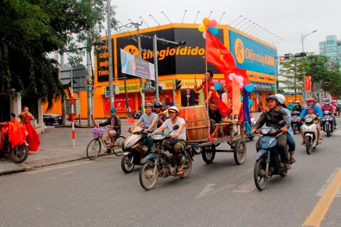 Cụ bà khuấy động đường phố Đà Nẵng, cổ vũ U23 Việt Nam - ảnh 1