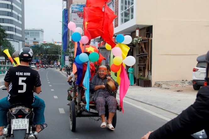 Cụ bà khuấy động đường phố Đà Nẵng, cổ vũ U23 Việt Nam - ảnh 2