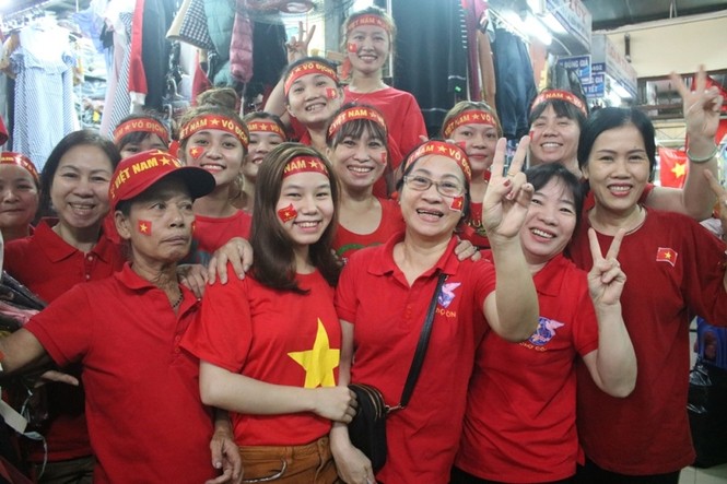 Tiểu thương kéo loa thùng nhảy múa, diễu hành quanh chợ cổ vũ U23 VN - ảnh 3