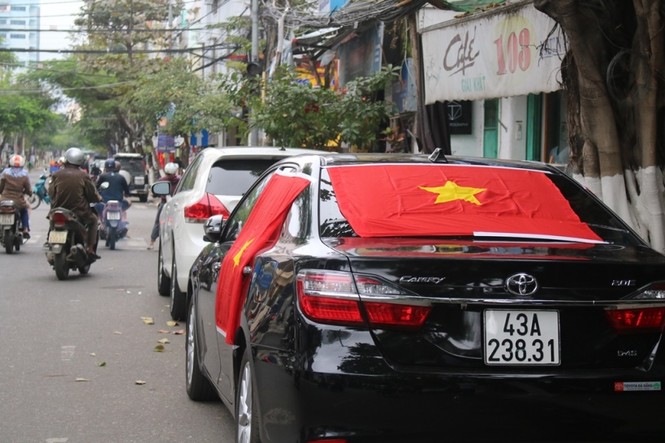 Tiểu thương kéo loa thùng nhảy múa, diễu hành quanh chợ cổ vũ U23 VN - ảnh 4
