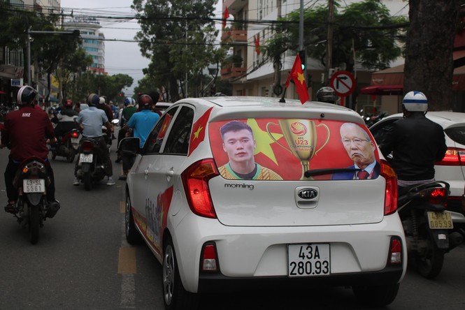 Tiểu thương kéo loa thùng nhảy múa, diễu hành quanh chợ cổ vũ U23 VN - ảnh 5
