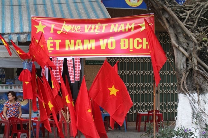 Tiểu thương kéo loa thùng nhảy múa, diễu hành quanh chợ cổ vũ U23 VN - ảnh 6
