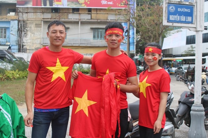 Tiểu thương kéo loa thùng nhảy múa, diễu hành quanh chợ cổ vũ U23 VN - ảnh 7