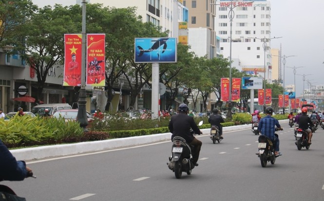 Tiểu thương kéo loa thùng nhảy múa, diễu hành quanh chợ cổ vũ U23 VN - ảnh 8