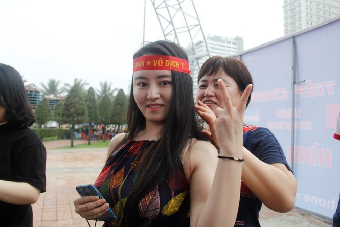 Du khách nước ngoài ‘cháy’ hết mình cùng đội tuyển U23 - ảnh 3