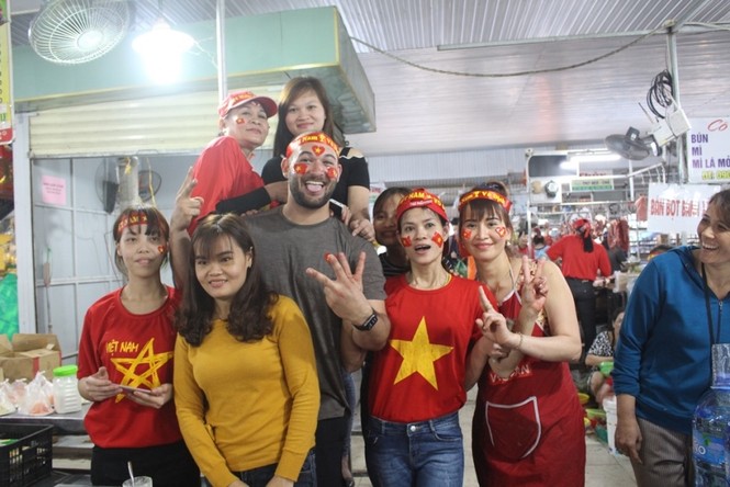 Du khách nước ngoài ‘cháy’ hết mình cùng đội tuyển U23 - ảnh 4
