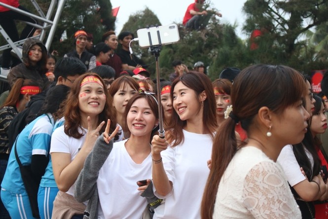 Du khách nước ngoài ‘cháy’ hết mình cùng đội tuyển U23 - ảnh 5