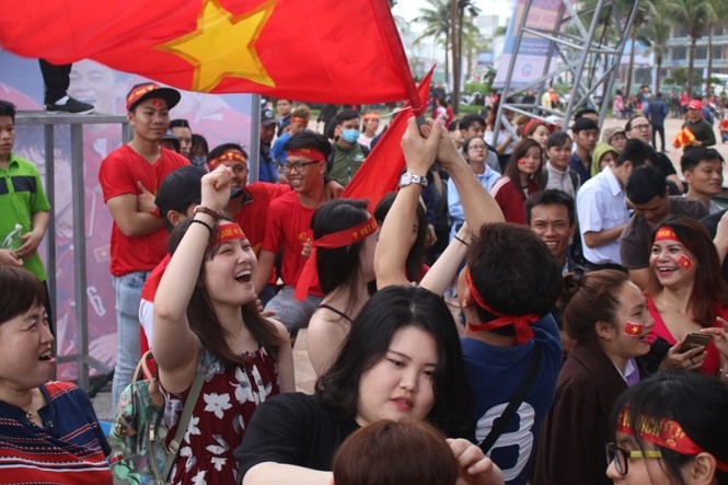 Du khách nước ngoài ‘cháy’ hết mình cùng đội tuyển U23 - ảnh 7