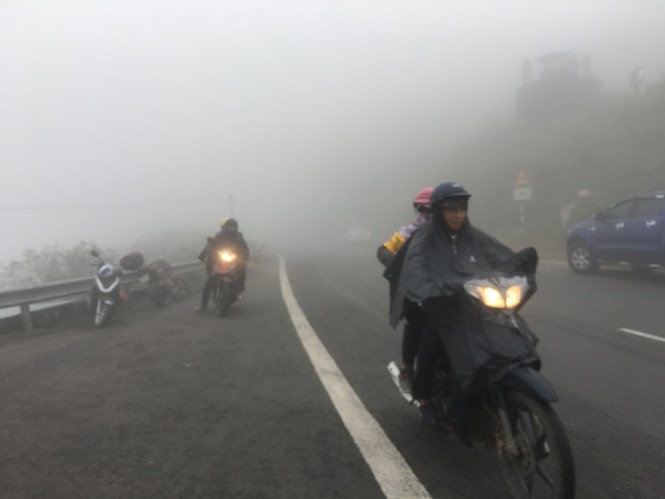 Sương mù phủ kín, Hải Vân Quan 'biến hóa' thành... Sa Pa - ảnh 2