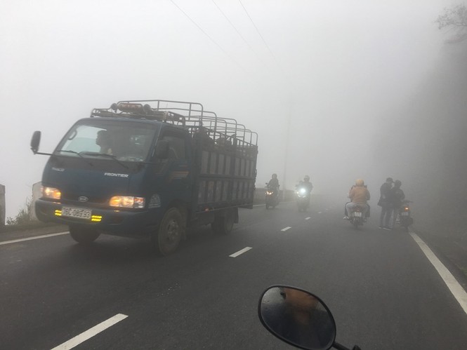 Sương mù phủ kín, Hải Vân Quan 'biến hóa' thành... Sa Pa - ảnh 1