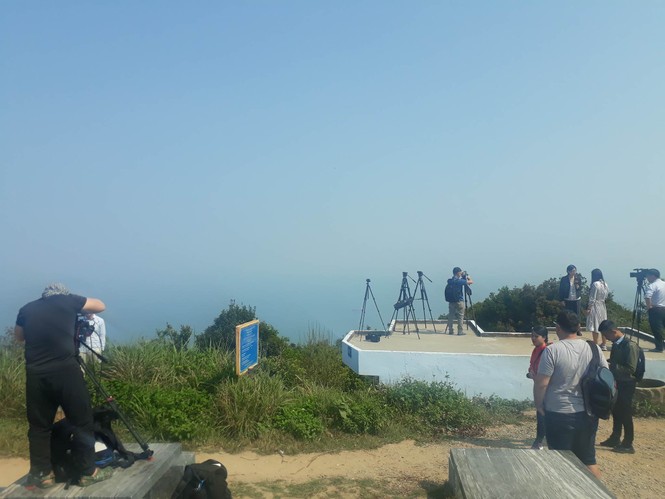Phóng viên Đà Nẵng 'săn' tàu sân bay Mỹ từ bán đảo Sơn Trà - ảnh 1