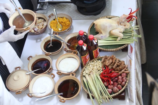 Lính hải quân Mỹ thử sức nấu mì Quảng, đúc bánh xèo - ảnh 2