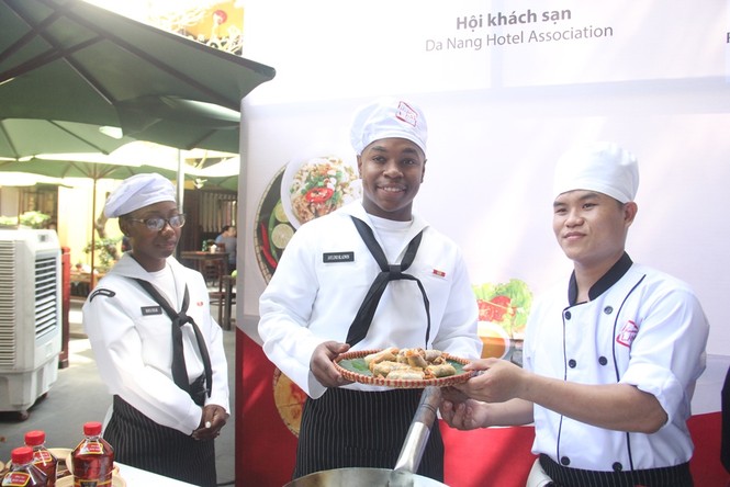 Lính hải quân Mỹ thử sức nấu mì Quảng, đúc bánh xèo - ảnh 4