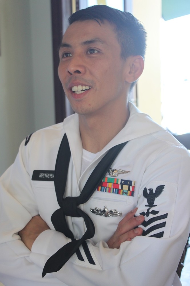 Trò chuyện với thủy thủ gốc Việt trên tàu sân bay Mỹ USS Carl Vinson - ảnh 1