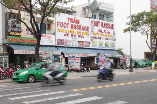 Đà Nẵng xử lý nhiều bảng hiệu chữ nước ngoài lấn át chữ Việt - ảnh 1