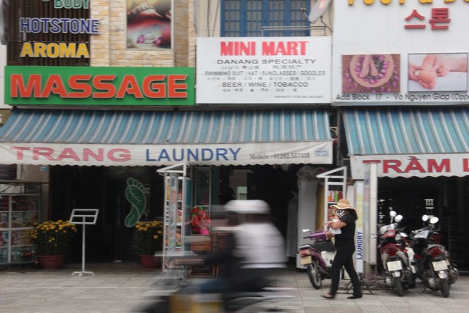 Đà Nẵng xử lý nhiều bảng hiệu chữ nước ngoài lấn át chữ Việt - ảnh 2