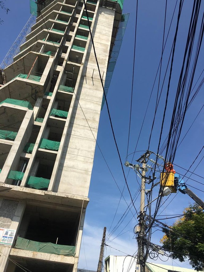 Rơi sắt từ công trình 21 tầng, toàn khu vực mất điện - ảnh 2