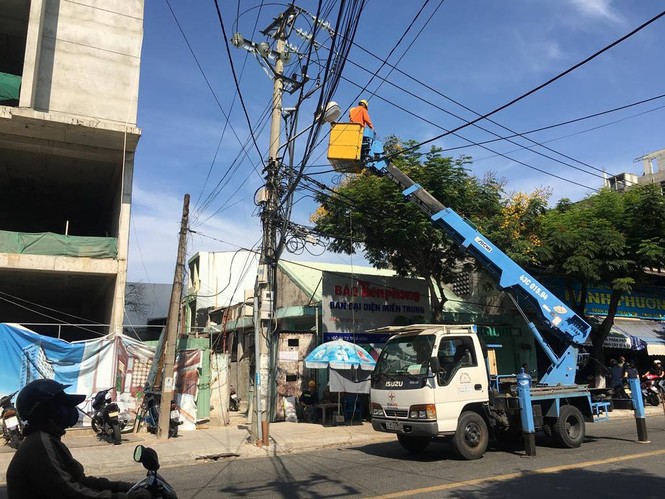 Rơi sắt từ công trình 21 tầng, toàn khu vực mất điện - ảnh 3