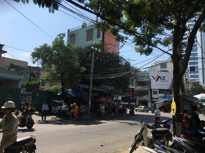 Rơi sắt từ công trình 21 tầng, toàn khu vực mất điện - ảnh 4
