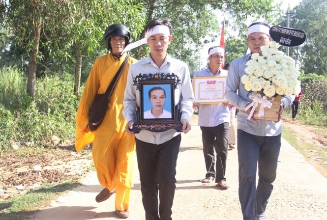 Xóm nghèo nghẹn ngào tiễn đưa ‘hiệp sĩ’ Thôi về đất mẹ - ảnh 1