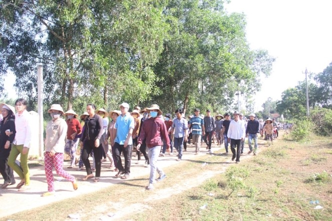 Xóm nghèo nghẹn ngào tiễn đưa ‘hiệp sĩ’ Thôi về đất mẹ - ảnh 3
