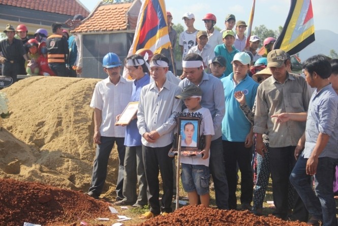 Xóm nghèo nghẹn ngào tiễn đưa ‘hiệp sĩ’ Thôi về đất mẹ - ảnh 4