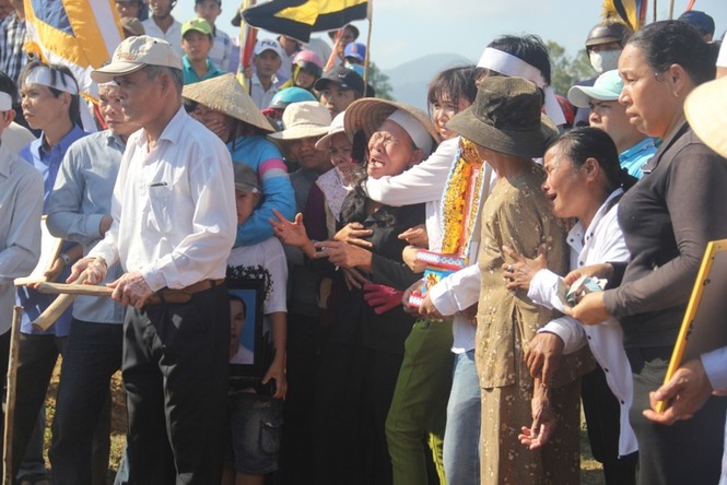 Xóm nghèo nghẹn ngào tiễn đưa ‘hiệp sĩ’ Thôi về đất mẹ - ảnh 5