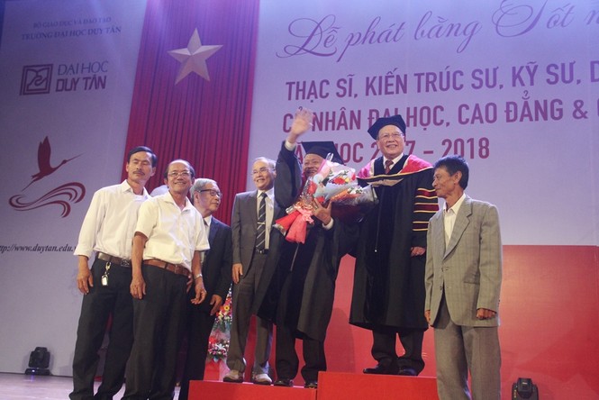 Cụ ông 85 tuổi xúc động nhận bằng thạc sĩ - ảnh 3