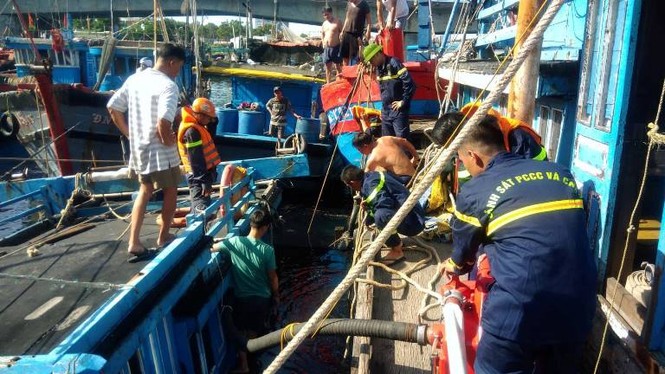 Neo đậu trong vịnh, một tàu cá bị chìm - ảnh 2