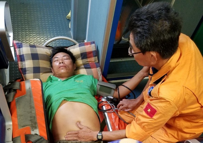 Khẩn cấp cứu thuyền viên đau ruột thừa trên vùng biển Hoàng Sa - ảnh 1