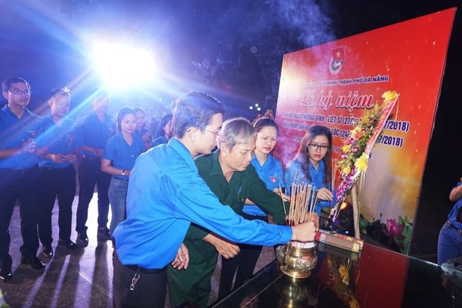 Hàng trăm ĐVTN thắp nên tri ân anh hùng liệt sĩ - ảnh 1