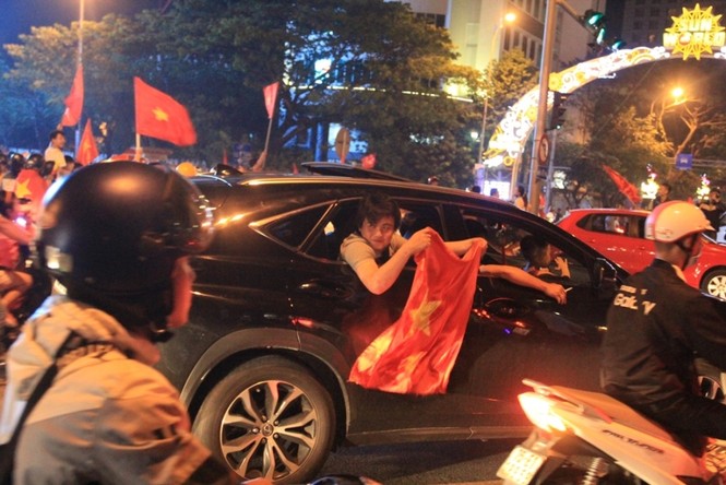 Cổ đông viên sông Hàn tưng bừng ăn mừng chiến thắng - ảnh 11