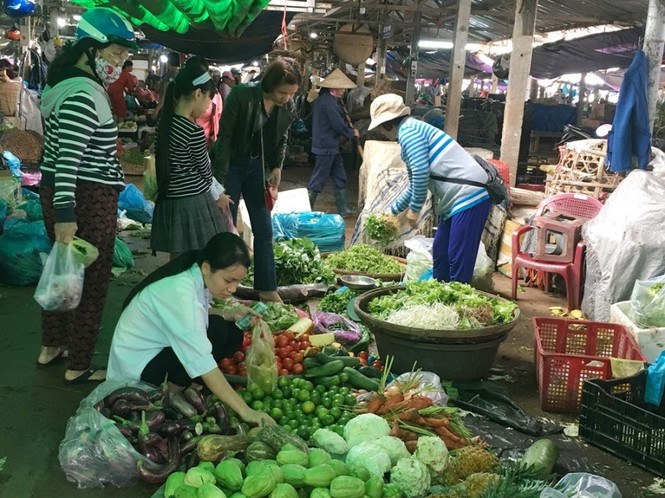 Đà Nẵng: Sau trận ngập, rau xanh đội giá - ảnh 2