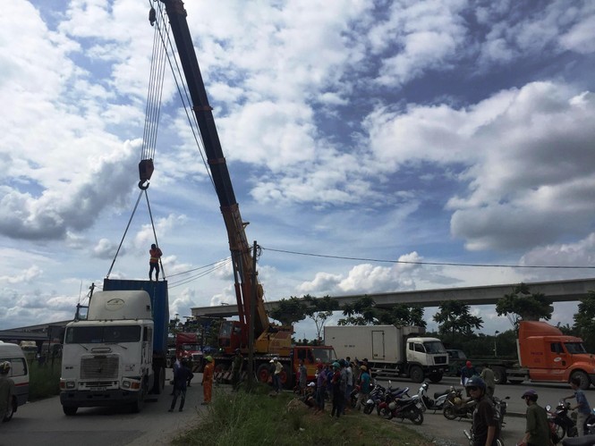 Nam thanh niên chết thương tâm dưới bánh container - ảnh 1
