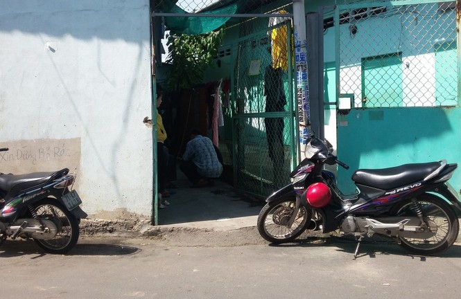 Người đàn ông chết trong tư thế treo cổ - ảnh 1