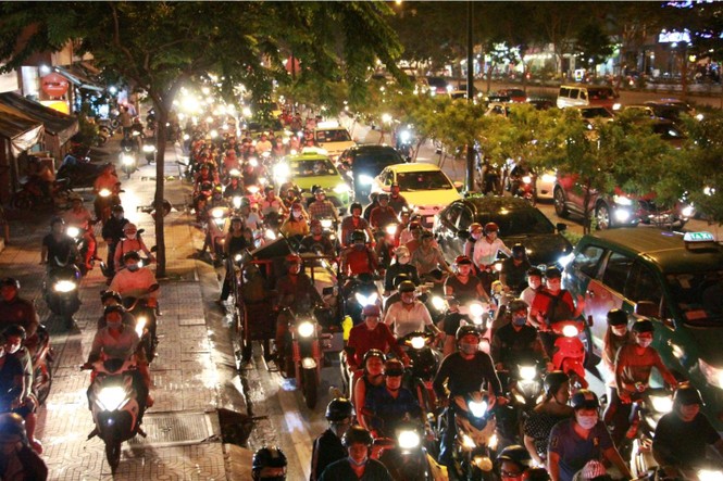 Cửa ngõ sân bay Tân Sơn Nhất kẹt xe kinh hoàng đêm cuối tuần - ảnh 2