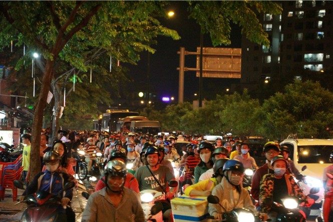 Cửa ngõ sân bay Tân Sơn Nhất kẹt xe kinh hoàng đêm cuối tuần - ảnh 3